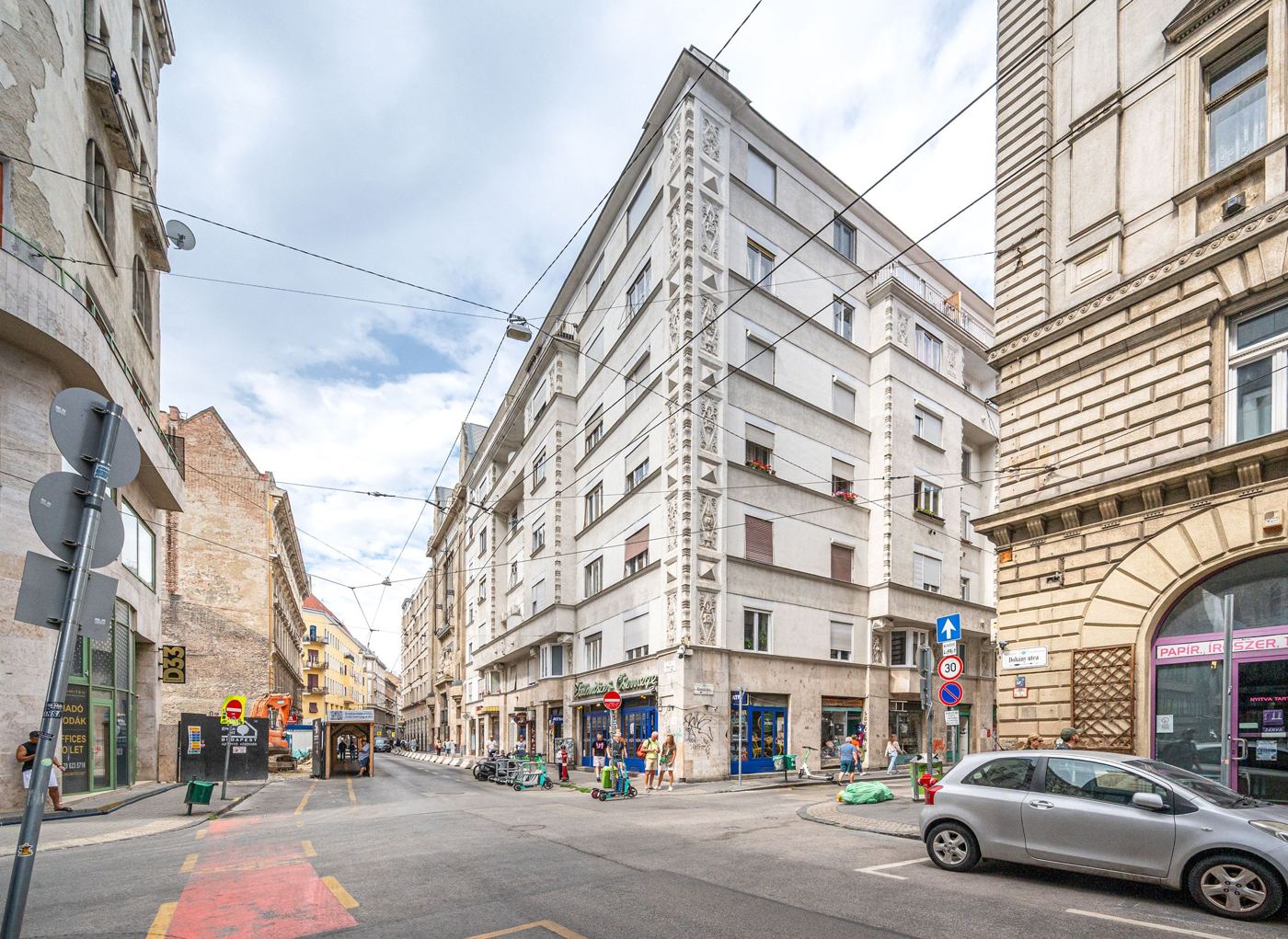 A Dohány utca 46. polgári épület homlokzata a sarokról